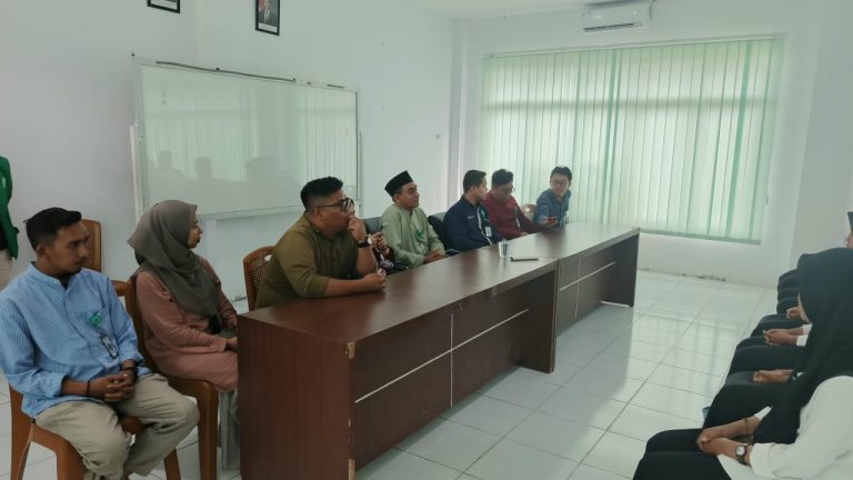 Struktural Fakultas Pertanian Memberikan Arahan kepada Mahasiswa PKKMB Tahun 2026