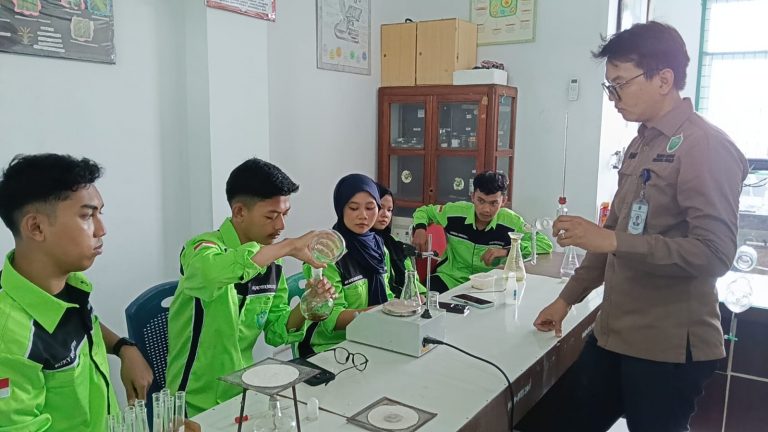 Mahasiswa Fakultas Pertanian Universitas Alwashliyah Medan Laksanakan Praktikum mata kuliah di Lahan Hidroponik dan Laboratorium