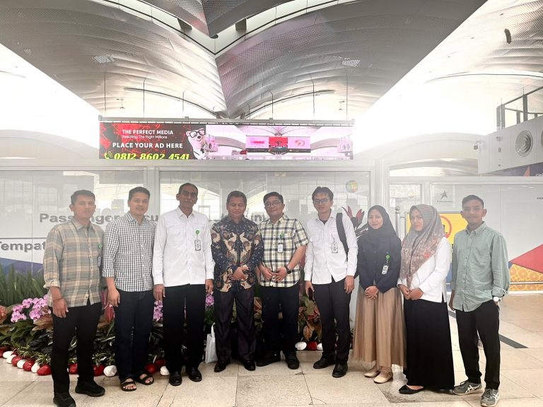 Tim Task Force Fakultas Pertanian Universitas Alwashliyah Medan Antar Asesor ke Bandara Usai Pelaksanaan Asesmen Lapangan Prodi Agribisnis